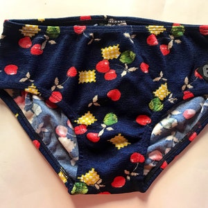 Può includere: Slip blu navy con motivo a ciliegie e quadri.