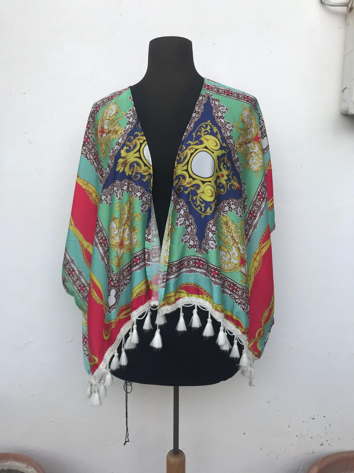 Poncho styled buttonless early 00s vintage blazer features baroque colorful designs and white tassels at the finish, foto 2 di 5