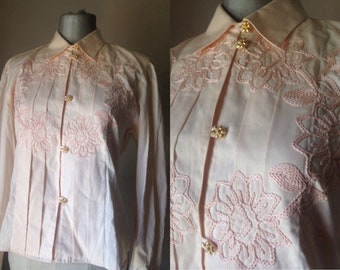 Nara Camicie 90s does 40s powder pink, preppy blouse feat corduroy fabric, embroidered flowers, pleated bust & golden edelweiss buttons