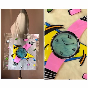 Bolso de mano de plástico transparente vintage de los años 80 con estilo Memphis y estampados geométricos y aleatorios muy chulos, y un gran reloj azul en el medio. Referencias a Patrick Nagel