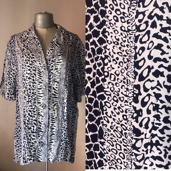 Blue/White 80s vintage buttoned shirt featuring mixed animal prints : leopard prints, tiger prints, hyaena prints, crocodile prints & more!