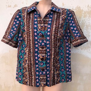 60&#39;s lushly, novelty printed buttoned blouse in straight line with adorable brown squared buttons and short sleeves with revers