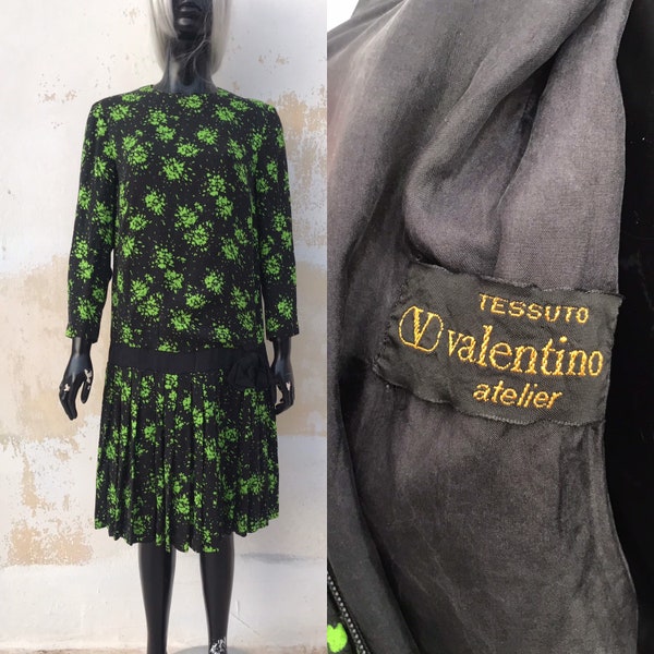 Robe en soie de l'atelier Valentino des années 80 à 40 dans le style Charleston, avec motif de fleurs vert fluo sur toile noire