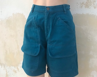 Fruit of the loom の 80 年代ヴィンテージのレアで超クールなデニムのバミューダ ショーツ。複数のポケットと素晴らしいペトロール ブルーの色が特徴です。