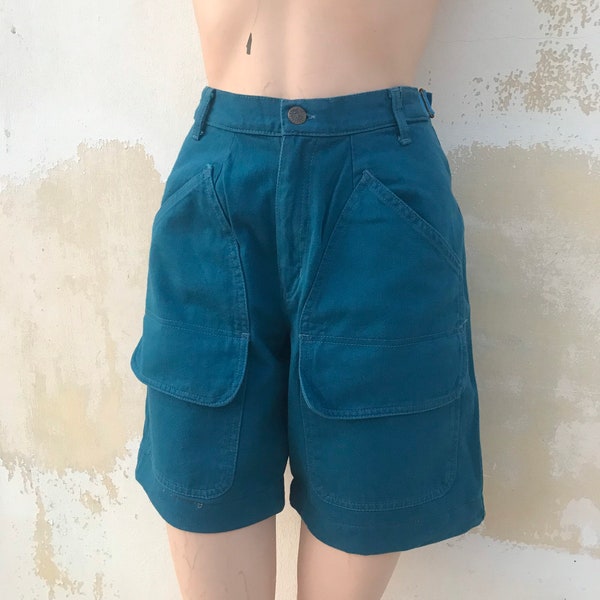 Fruit of the loom 80s vintage rare & super rad denim Bermuda shorts featuring multiple pockets in fantastic petrol blue colors