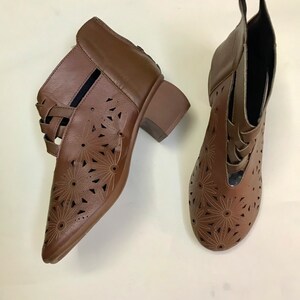 Perforated, peekaboo cut outs, brown mid heeled ankle boots 70s Vintage/size unknown, estimated size : 38 EUR- 7 US- 5 UK image 9