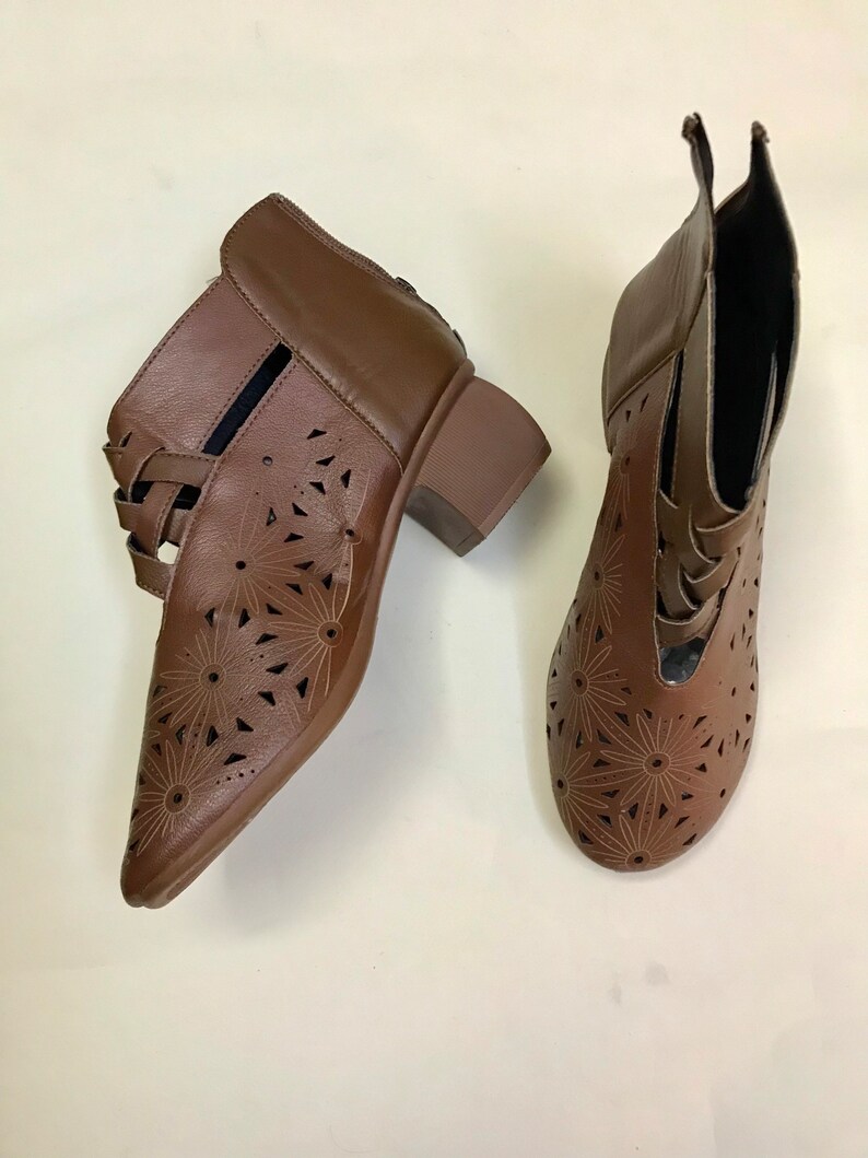 Perforated, peekaboo cut outs, brown mid heeled ankle boots 70s Vintage/size unknown, estimated size : 38 EUR- 7 US- 5 UK image 9