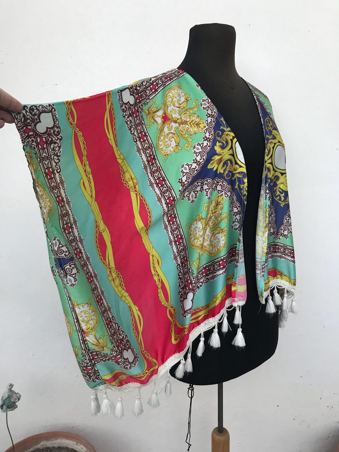 Poncho styled buttonless early 00s vintage blazer features baroque colorful designs and white tassels at the finish, foto 4 di 5