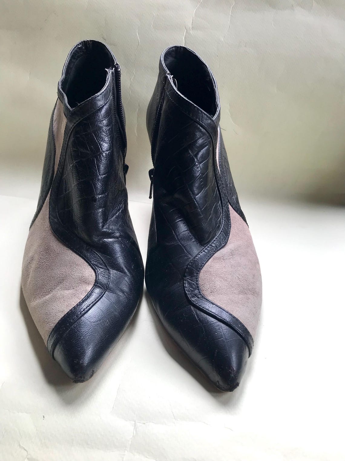 Black leather colorblock ankle boots with gray/beige suede design at each side, in mod style with mid heels, Y2K by Franka, 41 size, foto 1 di 5