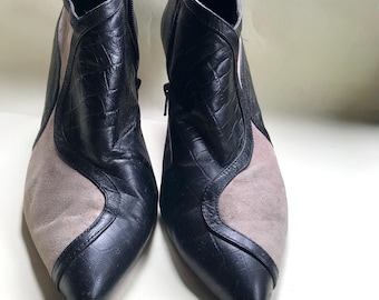 Schwarze Ankle Boots aus Leder mit grau/beigefarbenem Wildlederdesign auf jeder Seite, Y2K von Franka, Gr. 41, mittelbrauner Absatz