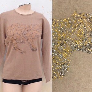 80s beige sweater featuring beaded leopard decorated with golden/silver sequins and beads. Roaaar!