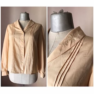40s/50s beige buttoned blouse, featuring lightweight woven fabric that forms stripes, pleats and fine embroidered sailor collars