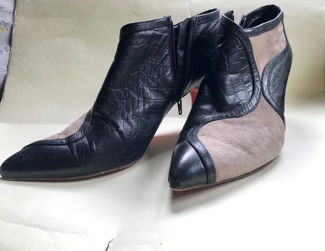 Black leather colorblock ankle boots with gray/beige suede design at each side, in mod style with mid heels, Y2K by Franka, 41 size, foto 4 di 5