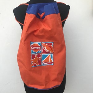 Schlauchrucksack für den Strand, kommerzielles Produkt der griechischen Solarkosmetik „Carroten summa beach“ oversized 90er Jahre Kordelrucksack