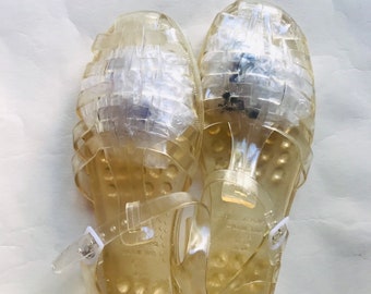 Chaussures en gelée transparente jaune clair pour hommes ou jeunes garçons avec fermeture à boucle vintage des années 90 / Taille 46 Eur- 14 USA - 12 UK