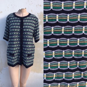 80er Jahre dunkelblaue geknöpfte Strickjacke mit geometrischen Designs mit einem Hauch von hellblau, grün, weiß und gelb. XL Größe