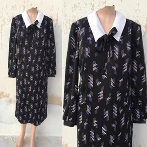 Old school 60s vintage dress with contrasting white pointed collars, retro preppy dress