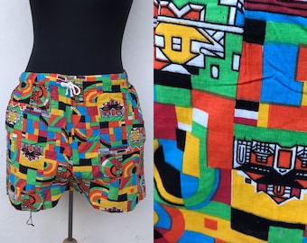 Färgglada, roliga kitschiga herrshorts i bomull från 1980-talet med livfulla abstrakta, geometriska ikat-mönster och fickor, tillverkade i Grekland.