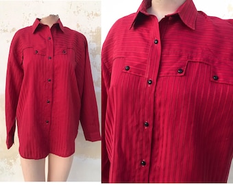 Rödrandig blus med knappar från 80-talet och en cool kappliknande design framtill