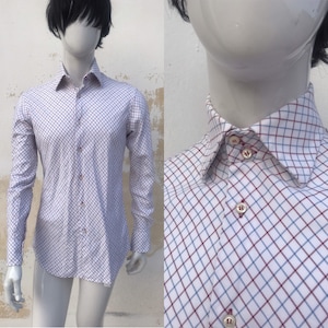 00er Jahre 70er Jahre Vintage Weiß, Rot & Blau figurbetontes kariertes Baumwollhemd der luxuriösen italienischen Marke Saint Paul. Männliche Eleganz