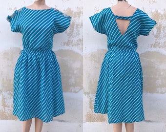 Betty Barclay jaren '80 blauwe gestreepte jurk jaren '50 met uitgesneden schouders en rug, en twee zijzakken