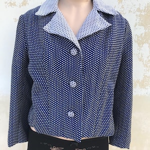 Blazer femme texturé à pois bleu des années 60, col et boutons contrastants
