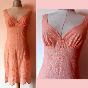 Peach colored slippery lingerie dress with lace front, 60s/70s vintage, made in Germany