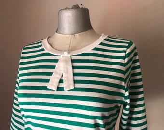 Maritimes, grün-weißes Vintage-Oberteil aus den 90er Jahren. Gestreifter Baumwollstoff mit süßem Detaillierungbluse