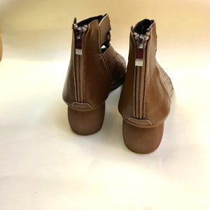 Perforated, peekaboo cut outs, brown mid heeled ankle boots 70s Vintage/size unknown, estimated size : 38 EUR- 7 US- 5 UK image 8