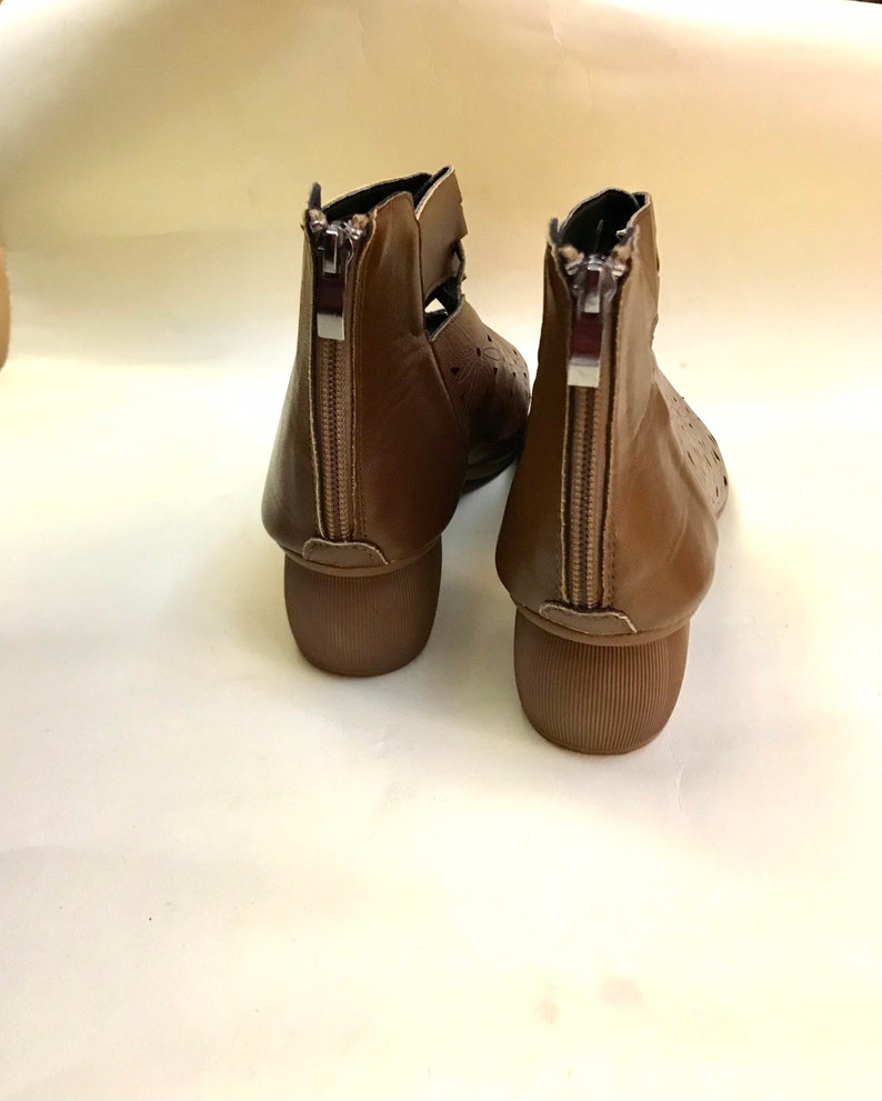 Perforated, peekaboo cut outs, brown mid heeled ankle boots 70s Vintage/size unknown, estimated size : 38 EUR- 7 US- 5 UK image 8