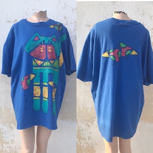 Camiseta única pintada a mano que presenta un gran felino rodeado de pájaros. Impresionante camiseta XXL, talla para hombre