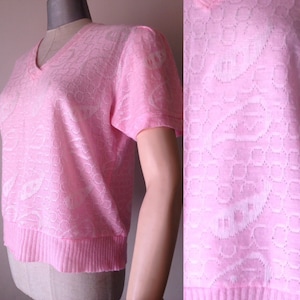 Cute powder pink 80s vintage knitted top with short sleeves, loose fit and lovely embroidered paisley designs