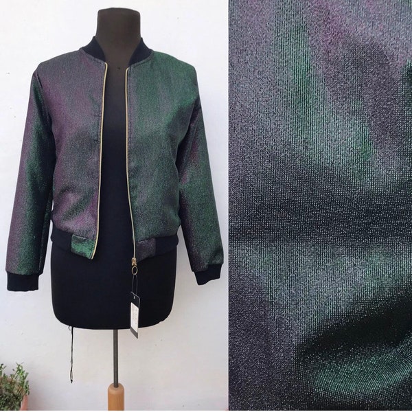 Noir étincelant aux teintes ombrées vert scarabée et fuchsia, bomber zippé avec poches. absolument génial !