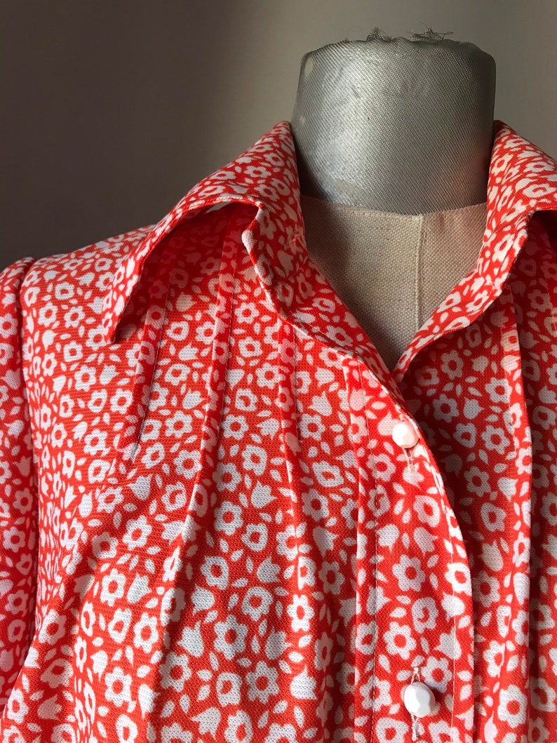 football shaped white buttons and white floral pattern 60s loose orange buttoned shirt with pointed collars