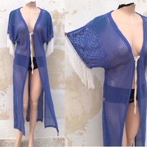 Blauw/paars uitgesneden lang vest in boho-hippiestijl met franjemouwen en opvallende splitten aan de zijkanten, jaren 90 doet jaren 70 vintage