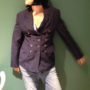 Raro blazer vintage PINKO anni '90 viola/blu con vita stretta, tre file di bottoni e tasche inclinate