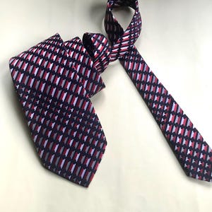 70s necktie groovy, wide, textured bell cravate features Diamond designs, in red, black & white