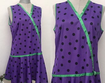 Mini robe de fête girly vintage à pois violet des années 80 avec ourlet satiné vert et jupe à volants fendue de style Charleston