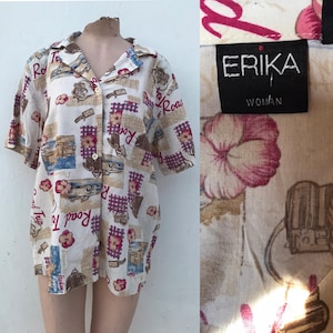 Leichte, geknöpfte Bluse im Vintage-Stil der 80er Jahre mit Postmotiven, von Erika Woman