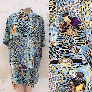 Oversized, langes 80s/90s Vintage Shirt (auch als Shirdress tragbar) in blau/gelb mit Tierprints und Kosmetikdesigns