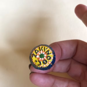Zakynthos 1970 Ring, ein Souvenirring von der ionischen griechischen Insel, zeigt eine Blume und den Namen der Insel in griechischer Sprache