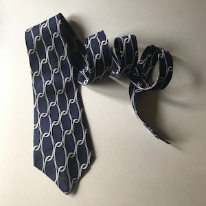 70s vintage Commodore necktie featuring oval links designs in dark blue & white
