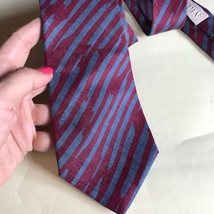 Diagonal striped silk necktie from the 1990s, made in Italy by Alfani