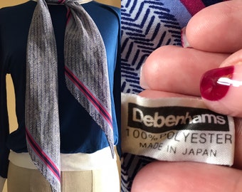 Debenhams Japan langes 70er Jahre Vintage Halstuch/Foulard, mit kleinen blauen Fischgrat-Motiven in einem fuchsiafarbenen Rahmen