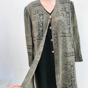 Blazer largo vintage de los años 80, de dos capas y un botón, con estampado floral/de hojas en verde caqui y grandes aberturas laterales/traseras, hecho en Grecia.