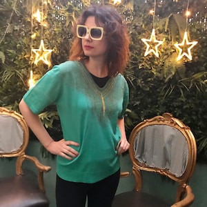 Art Deco, Charleston Stil 80er Vintage leichte Strickbluse in Türkis mit goldenen Ketten Details