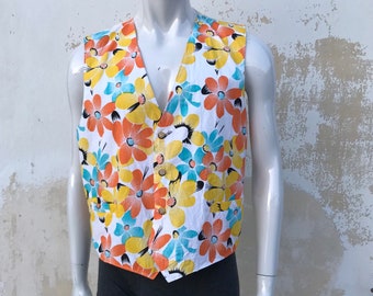 80&#39;s vintage crazy kitschy vest featuring multi colored daisy pattern in orange, yellow n light blue on white background. Two front pockets
