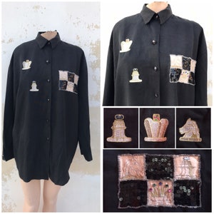 Può includere: Una camicia nera con bottoni con pezzi di scacchi ricamati e una toppa di scacchiera di paillettes. La camicia ha maniche lunghe e una vestibilità rilassata.