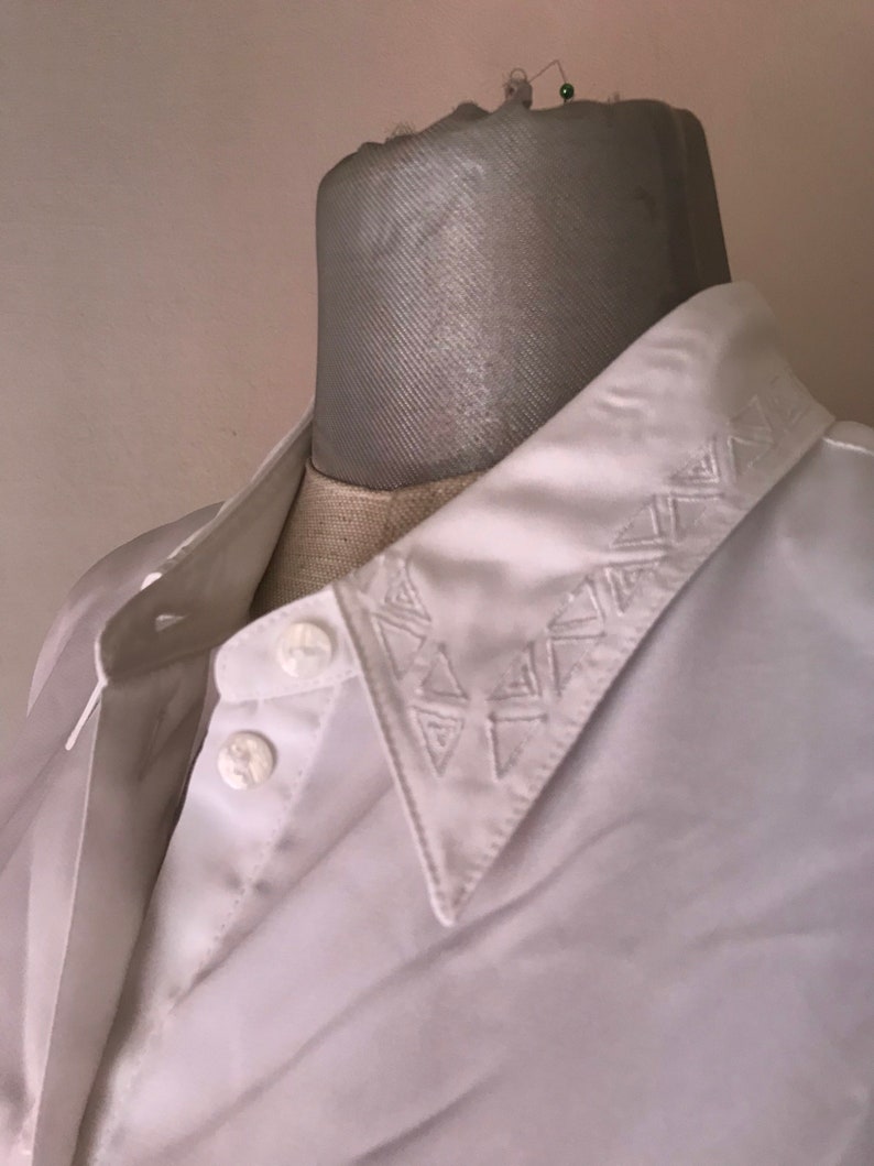 1980 vintage sophisticated buttoned blouse with embroidered collars and chest pocket by C/&A Total white
