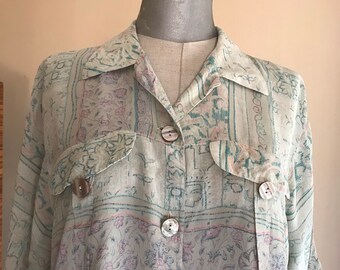 Mintgroen doorschijnend losgeknoopt shirt vintage jaren 90, met bloemen-, geometrische, barokprints en asymmetrische lengte